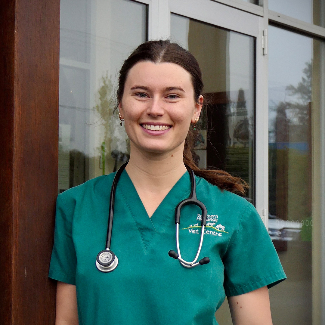 Eliza D'Arcy-Moskwa (Owner and Veterinarian)